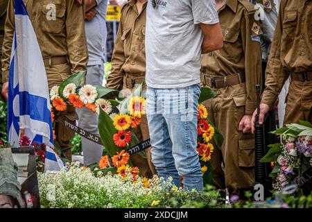 Israelische Soldaten tragen Kränze während der Beerdigungszeremonie des gefallenen Soldaten Omer Smadga auf dem Militärfriedhof in Netanya. Smadga starb am Donnerstag im Kampf gegen die Hamas im Gazastreifen. Sein Vater, Oren, sprach über sein Grab und rief die IDF auf, so hart wie möglich zu kämpfen. Mach so hart wie möglich weiter. Hör nicht auf, bis wir gewonnen haben. Das ist meine Botschaft an jeden, der im Kampf ist. Am Israel Hai. Oren Smadga ist der israelische Judo-Medaillengewinner der Olympischen Spiele 1992 in Barcelona und aktueller Trainer des israelischen Judo-Teams. Stockfoto