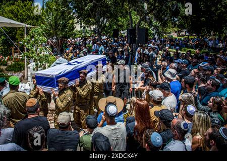 Israelische Soldaten tragen den Sarg des gefallenen Soldaten Omer Smadga werfen während seiner Begräbniszeremonie eine Menge Trauer auf den Militärfriedhof in Netanya. Smadga starb am Donnerstag im Kampf gegen die Hamas im Gazastreifen. Sein Vater, Oren, sprach über sein Grab und rief die IDF auf, so hart wie möglich zu kämpfen. Mach so hart wie möglich weiter. Hör nicht auf, bis wir gewonnen haben. Das ist meine Botschaft an jeden, der im Kampf ist. Am Israel Hai. Oren Smadga ist der israelische Judo-Medaillengewinner der Olympischen Spiele 1992 in Barcelona und aktueller Trainer der Stockfoto