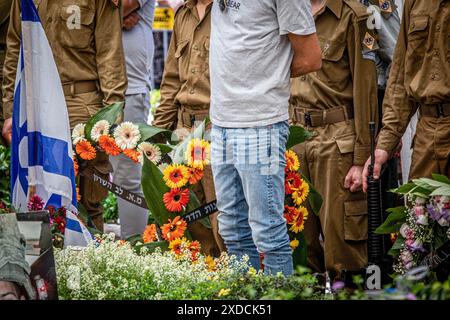 Israelische Soldaten tragen Kränze während der Beerdigungszeremonie des gefallenen Soldaten Omer Smadga auf dem Militärfriedhof in Netanya. Smadga starb am Donnerstag im Kampf gegen die Hamas im Gazastreifen. Sein Vater, Oren, sprach über sein Grab und rief die IDF auf, so hart wie möglich zu kämpfen. Mach so hart wie möglich weiter. Hör nicht auf, bis wir gewonnen haben. Das ist meine Botschaft an jeden, der im Kampf ist. Am Israel Hai. Oren Smadga ist der israelische Judo-Medaillengewinner der Olympischen Spiele 1992 in Barcelona und aktueller Trainer des israelischen Judo-Teams. (Foto b Stockfoto