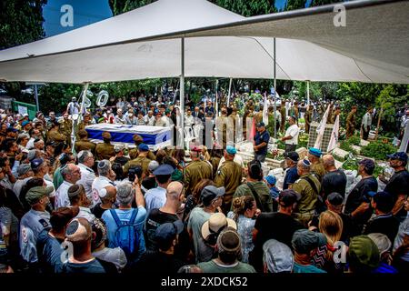 Die Trauernden versammeln sich um den Sarg des gefallenen Soldaten Omer Smadga während seiner Trauerfeier auf dem Militärfriedhof in Netanya. Smadga starb am Donnerstag im Kampf gegen die Hamas im Gazastreifen. Sein Vater, Oren, sprach über sein Grab und rief die IDF auf, so hart wie möglich zu kämpfen. Mach so hart wie möglich weiter. Hör nicht auf, bis wir gewonnen haben. Das ist meine Botschaft an jeden, der im Kampf ist. Am Israel Hai. Oren Smadga ist der israelische Judo-Medaillengewinner der Olympischen Spiele 1992 in Barcelona und aktueller Trainer des israelischen Judo-Teams. (Foto von Stockfoto