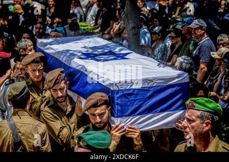 Israelische Soldaten tragen den Sarg des gefallenen Soldaten Omer Smadga werfen während seiner Begräbniszeremonie eine Menge Trauer auf den Militärfriedhof in Netanya. Smadga starb am Donnerstag im Kampf gegen die Hamas im Gazastreifen. Sein Vater, Oren, sprach über sein Grab und rief die IDF auf, so hart wie möglich zu kämpfen. Mach so hart wie möglich weiter. Hör nicht auf, bis wir gewonnen haben. Das ist meine Botschaft an jeden, der im Kampf ist. Am Israel Hai. Oren Smadga ist der israelische Judo-Medaillengewinner der Olympischen Spiele 1992 in Barcelona und aktueller Trainer der Stockfoto