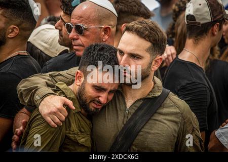 Israelische Soldaten trösten einander während der Beerdigungszeremonie des gefallenen Soldaten Omer Smadga auf dem Militärfriedhof in Netanya. Smadga starb am Donnerstag im Kampf gegen die Hamas im Gazastreifen. Sein Vater, Oren, sprach über sein Grab und rief die IDF auf, so hart wie möglich zu kämpfen. Mach so hart wie möglich weiter. Hör nicht auf, bis wir gewonnen haben. Das ist meine Botschaft an jeden, der im Kampf ist. Am Israel Hai. Oren Smadga ist der israelische Judo-Medaillengewinner der Olympischen Spiele 1992 in Barcelona und aktueller Trainer des israelischen Judo-Teams. (Ph Stockfoto