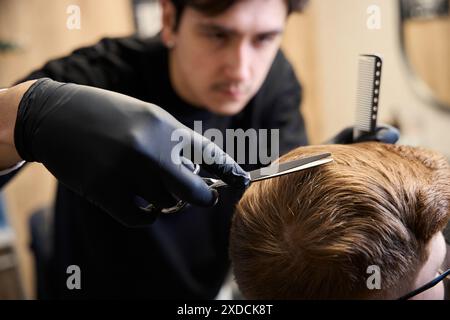 Kaukasischer Friseur, der Besucher im Friseursalon bedient Stockfoto