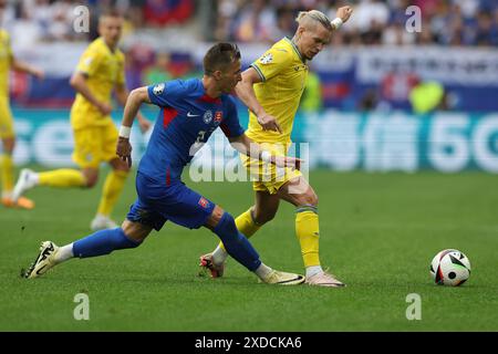 Düsseldorf, Deutschland 21.06.2024: Peter Pekarík aus der Slowakei, Mykhailo Mudryk aus der Ukraine während des Gruppenspiels der UEFA EURO 2024 in der Gruppenphase E Stockfoto