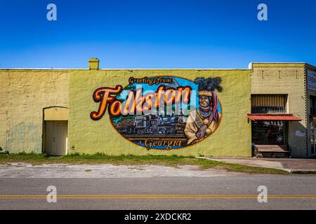 Folkston, GA, USA - 14. Februar 2024: Farbenfrohes Wandbild mit „Greetings from Folkston, Georgia“ auf einer Außenwand, das das lokale Erbe darstellt. Stockfoto