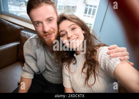 Niedliches Paar, das ein Selfie in einem Restaurant macht Stockfoto