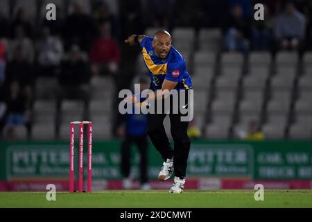 Southampton, Großbritannien. 21. Juni 2024. Tymal Mills of Sussex Sharks Bowling während des Vitality Blast Matches zwischen Hampshire Hawks und Sussex Sharks im Utilita Bowl. Quelle: Dave Vokes/Alamy Live News Stockfoto