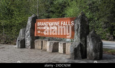 Brandywine Falls ist ein wunderschöner Wasserfall direkt außerhalb von Whistler am Highway 99 in British Columbia, Kanada. Stockfoto