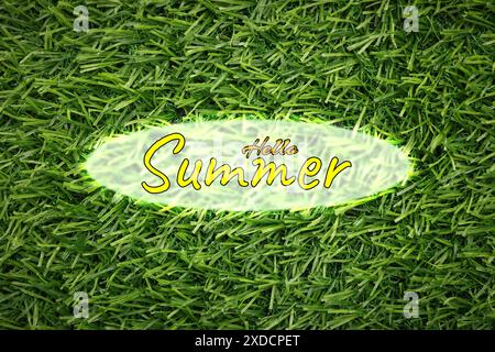 Hallo Sommer Text und leuchtendes grünes Gras auf Hintergrund, Draufsicht Stockfoto