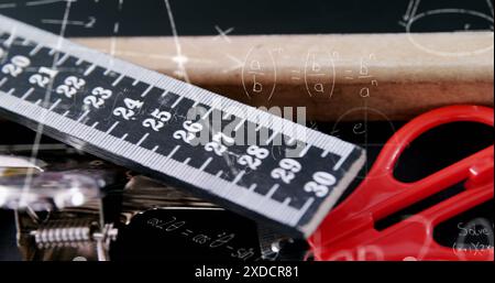 Bild der mathematischen Datenverarbeitung über Schulartikel Stockfoto