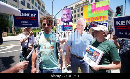 21. Juni 2024, Los Angeles, Kalifornien. Friedlicher Protest gegen Robert Kennedy Jr., Ausschluss von der CNN-Präsidentschaftsdebatte im CNN-Hauptquartier, Bobby Kennedy III. Laura Jones CA Digital/Field Coordinator + OC Volunteer Co-Koordinatorin hält eine Petition mit 210.000 210.000 Unterschriften ab und behauptet, Kennedy solle die Möglichkeit haben zu debattieren, damit die amerikanischen Wähler im November von all ihren Optionen hören können. Stockfoto