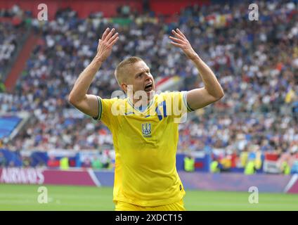 Düsseldorf, Deutschland. Juni 2024. Oleksandr Zinchenko aus der Ukraine bejubelt die Fans beim Gruppenspiel der UEFA EURO 2024 Slowakei gegen Ukraine in der Düsseldorfer Arena. Quelle: Oleksandr Prykhodko/Alamy Live News Stockfoto