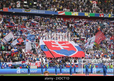 Düsseldorf, Deutschland. Juni 2024. Slowakische Fans zeigen ihre Unterstützung beim Gruppenspiel der UEFA EURO 2024 Slowakei gegen Ukraine in der Düsseldorf Arena in Düsseldorf. Quelle: Oleksandr Prykhodko/Alamy Live News Stockfoto