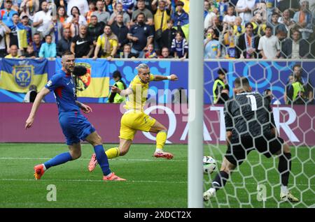 Düsseldorf, Deutschland. Juni 2024. Mykhailo Mudryk (C) greift während des Gruppenspiels der UEFA EURO 2024 Slowakei gegen Ukraine in der Düsseldorfer Arena in Düsseldorf an. Quelle: Oleksandr Prykhodko/Alamy Live News Stockfoto