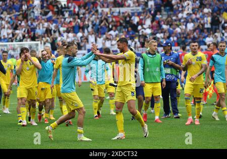 Düsseldorf, Deutschland. Juni 2024. Ukrainische Spieler feiern den Sieg des Gruppenspiels der UEFA EURO 2024 Slowakei gegen Ukraine in der Düsseldorf Arena in Düsseldorf. Quelle: Oleksandr Prykhodko/Alamy Live News Stockfoto