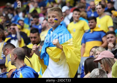 Düsseldorf, Deutschland. Juni 2024. Ukrainische Fans zeigen ihre Unterstützung beim Gruppenspiel der UEFA EURO 2024 Slowakei gegen Ukraine in der Düsseldorfer Arena in Düsseldorf Stockfoto