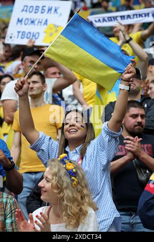 Düsseldorf, Deutschland. Juni 2024. Ukrainische Fans zeigen ihre Unterstützung beim Gruppenspiel der UEFA EURO 2024 Slowakei gegen Ukraine in der Düsseldorfer Arena in Düsseldorf. Quelle: Oleksandr Prykhodko/Alamy Live News Stockfoto