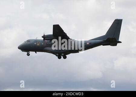 197 (64-HE), eine CASA CN-235, die von der französischen Luft- und Raumfahrtwaffe betrieben wird, erreichte die RAF Fairford in Gloucestershire, England, um an der Royal International Air Tattoo 2023 (RIAT23) teilzunehmen. Stockfoto