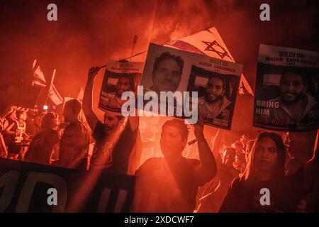 Israel. Juni 2024. Die Demonstranten stehen mit Familienmitgliedern der israelischen Geisel Matan Zangauker, während sie die israelische Flagge schwenken und sein Foto halten. Vor Ntanyahus Haus. Tausende von Anti-Netanjahu-Demonstranten demonstrierten in den Dünen neben dem Wohnsitz von Premierminister Benjamin Netanjahu und forderten einen Geiselvertrag und allgemeine Wahlen. Cäsarea, Israel. Juni 2024. (Matan Golan/SIPA USA). Quelle: SIPA USA/Alamy Live News Stockfoto