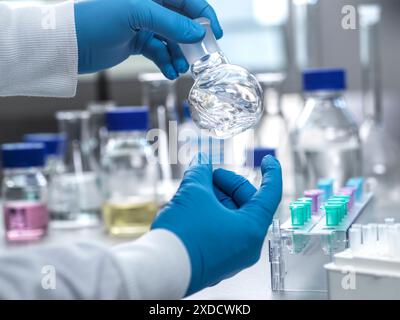 Wissenschaftler, der eine chemische Formel während eines Experiments im Labor vorbereitet. Stockfoto