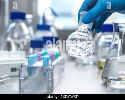 Wissenschaftler, der eine chemische Formel während eines Experiments im Labor vorbereitet. Stockfoto