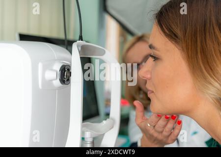 Der Augenarzt führt eine präzise optische Kohärenztomographie durch, ein wichtiges Werkzeug für eine gründliche Beurteilung der Augengesundheit in einer klinischen Umgebung. Stockfoto