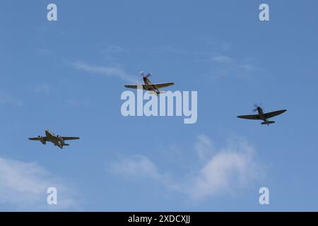 Ein Trio klassischer Warbird-Designs, die bei der RAF Fairford in Gloucestershire, England, ankommen, um an der Royal International Air Tattoo 2023 (RIAT 23) teilzunehmen. Das Trio bestand aus D-IMTT (501244), einem Nachbau Messerschmitt Me262 Schwalbe, G-CMDK (44–13779), einem nordamerikanischen P-51D Mustang und G-RRGN (PS853), einem Supermarine Spitfire PR.XIX. Stockfoto