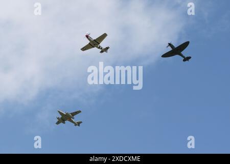 Ein Trio klassischer Warbird-Designs, die bei der RAF Fairford in Gloucestershire, England, ankommen, um an der Royal International Air Tattoo 2023 (RIAT 23) teilzunehmen. Das Trio bestand aus D-IMTT (501244), einem Nachbau Messerschmitt Me262 Schwalbe, G-CMDK (44–13779), einem nordamerikanischen P-51D Mustang und G-RRGN (PS853), einem Supermarine Spitfire PR.XIX. Stockfoto