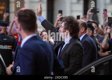 Madrid, Spanien. Juni 2024. Der argentinische Präsident Javier Milei begrüßt seine Anhänger heute Nachmittag in Madrid. Die Präsidentin der Gemeinschaft Madrid, Isabel Díaz Ayuso, empfing heute Nachmittag in der Real Casa de Correos, dem Hauptsitz der Regionalregierung, den Präsidenten von Argentinien, Javier Milei, dem sie die Internationale Medaille der Gemeinschaft Madrid verliehen hat. Quelle: SOPA Images Limited/Alamy Live News Stockfoto