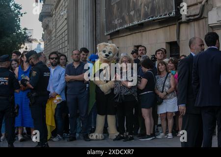 Madrid, Spanien. Juni 2024. Anhänger des argentinischen Präsidenten Javier Milei warten vor dem Casino in Madrid auf ihn, wo er heute Nachmittag in Madrid eine Auszeichnung erhält. Die Präsidentin der Gemeinschaft Madrid, Isabel Díaz Ayuso, empfing heute Nachmittag in der Real Casa de Correos, dem Hauptsitz der Regionalregierung, den Präsidenten von Argentinien, Javier Milei, dem sie die Internationale Medaille der Gemeinschaft Madrid verliehen hat. Quelle: SOPA Images Limited/Alamy Live News Stockfoto