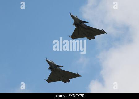 Ein Dassault Rafale C (113/4-IR) und ein Rafale B (324/4-HW), das von der französischen Luft- und Raumfahrtwaffe betrieben wird, kamen bei der RAF Fairford in Gloucestershire an, England, um am Royal International Air Tattoo 2023 (RIAT23) teilzunehmen. Stockfoto