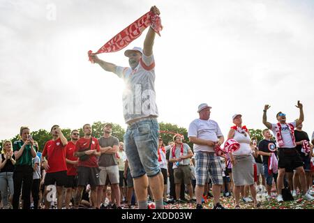 Warschau, Polen. Juni 2024. Polnische Fans reagieren auf starke Angriffsspiele ihrer Mannschaft. Am Abend des 21. Juni 2024 traf Polen im Olympiastadion in Berlin auf seine Nachbarn Österreich zum 2. Spiel der UEFA Euro 2024. In Zusammenarbeit mit dem polnischen Fußballverband veranstaltete das polnische Nationalstadion PGE Narodowy eine Fanzone, in der 10.000 polnische Fußballfans teilnahmen. Polen wurde 3-1 von den Österreichern besiegt und mit 2 Niederlagen wird die polnische Nationalmannschaft nicht aus der Gruppenphase herauskommen. Quelle: SOPA Images Limited/Alamy Live News Stockfoto