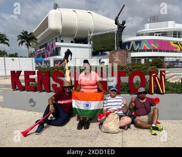 Bridge Town, Barbedos, Westindien. Juni 2024. ICC MÄNNER CRICKET T20 WORLD CUP 2024 United States gegen West Indies 46. Match - Super 8 Gruppe 2 im Kensington Oval Cricket Stadium, Barbados. Im Bild: Fans aus Indien und der Karibik Credit: Seshadri SUKUMAR/Alamy Live News Stockfoto