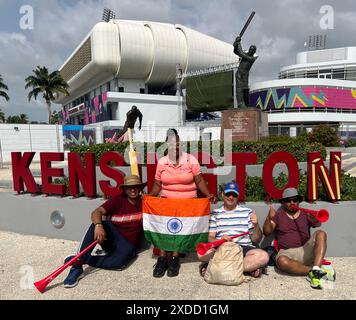 Bridge Town, Barbedos, Westindien. Juni 2024. ICC MÄNNER CRICKET T20 WORLD CUP 2024 United States gegen West Indies 46. Match - Super 8 Gruppe 2 im Kensington Oval Cricket Stadium, Barbados. Im Bild: Fans aus Indien und der Karibik Credit: Seshadri SUKUMAR/Alamy Live News Stockfoto