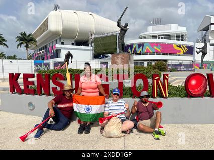 Bridge Town, Barbedos, Westindien. Juni 2024. ICC MÄNNER CRICKET T20 WORLD CUP 2024 United States gegen West Indies 46. Match - Super 8 Gruppe 2 im Kensington Oval Cricket Stadium, Barbados. Im Bild: Fans aus Indien und der Karibik Credit: Seshadri SUKUMAR/Alamy Live News Stockfoto