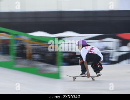 Budapest, Ungarn. Juni 2024. Cui Chenxi aus China tritt am 21. Juni 2024 bei den Vorrunden der Frauen im Skateboarden an der Olympischen Qualifikationsserie Budapest in Budapest, Ungarn, an. Quelle: He Canling/Xinhua/Alamy Live News Stockfoto