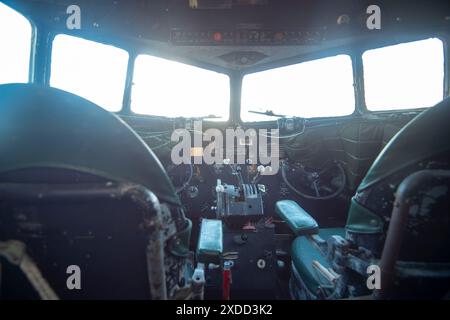 Cockpit eines alten Flugzeugs Stockfoto