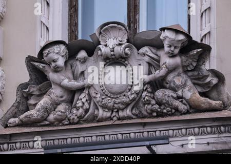 St. Petersburg, Russland. Juni 2024. Architektonische Details in Form von zwei Engelskindern an einer der Fassaden von Gebäuden auf dem Newski-Prospekt in St. Petersburg. Quelle: SOPA Images Limited/Alamy Live News Stockfoto