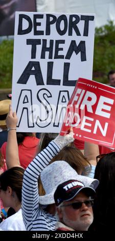 Racine, Wisconsin, USA. Juni 2024. Der mutmaßliche republikanische Präsidentschaftskandidat Donald J. Trump hält am Dienstag, den 18. Juni 2024, eine Kundgebung im Festival Hall Park in Racine, Wisconsin ab. (Kreditbild: © Mark Hertzberg/ZUMA Press Wire) NUR REDAKTIONELLE VERWENDUNG! Nicht für kommerzielle ZWECKE! Stockfoto