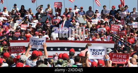 Racine, Wisconsin, USA. Juni 2024. Der mutmaßliche republikanische Präsidentschaftskandidat DONALD J. TRUMP hält am Dienstag, den 18. Juni 2024, eine Kundgebung im Festival Hall Park in Racine, Wisconsin ab. (Kreditbild: © Mark Hertzberg/ZUMA Press Wire) NUR REDAKTIONELLE VERWENDUNG! Nicht für kommerzielle ZWECKE! Stockfoto