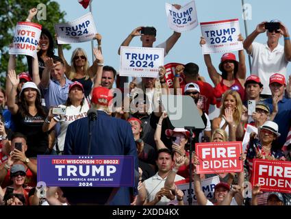 Racine, Wisconsin, USA. Juni 2024. Der mutmaßliche republikanische Präsidentschaftskandidat DONALD J. TRUMP hält am Dienstag, den 18. Juni 2024, eine Kundgebung im Festival Hall Park in Racine, Wisconsin ab. (Kreditbild: © Mark Hertzberg/ZUMA Press Wire) NUR REDAKTIONELLE VERWENDUNG! Nicht für kommerzielle ZWECKE! Stockfoto