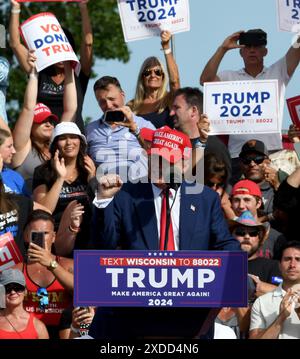 Racine, Wisconsin, USA. Juni 2024. Der mutmaßliche republikanische Präsidentschaftskandidat DONALD J. TRUMP hält am Dienstag, den 18. Juni 2024, eine Kundgebung im Festival Hall Park in Racine, Wisconsin ab. (Kreditbild: © Mark Hertzberg/ZUMA Press Wire) NUR REDAKTIONELLE VERWENDUNG! Nicht für kommerzielle ZWECKE! Stockfoto