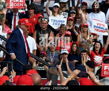 Racine, Wisconsin, USA. Juni 2024. Der mutmaßliche republikanische Präsidentschaftskandidat DONALD J. TRUMP hält am Dienstag, den 18. Juni 2024, eine Kundgebung im Festival Hall Park in Racine, Wisconsin ab. (Kreditbild: © Mark Hertzberg/ZUMA Press Wire) NUR REDAKTIONELLE VERWENDUNG! Nicht für kommerzielle ZWECKE! Stockfoto