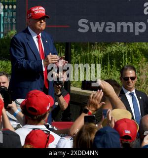 Racine, Wisconsin, USA. Juni 2024. Der mutmaßliche republikanische Präsidentschaftskandidat DONALD J. TRUMP hält am Dienstag, den 18. Juni 2024, eine Kundgebung im Festival Hall Park in Racine, Wisconsin ab. (Kreditbild: © Mark Hertzberg/ZUMA Press Wire) NUR REDAKTIONELLE VERWENDUNG! Nicht für kommerzielle ZWECKE! Stockfoto