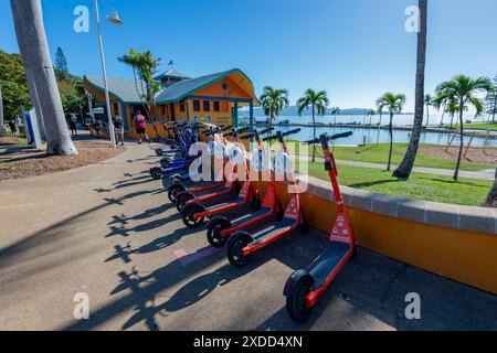 Vermietung roter Elektroroller, Strand Park, Townsville, Far North Queensland, FNQ, QLD, Australien Stockfoto