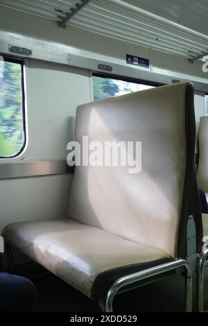 Lokale indonesische Bahnsitze der Economy Class mit offenen Fenstern am Morgen Stockfoto