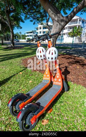 Zwei rote Elektroroller zum Verleih, Strand Park, Townsville, Far North Queensland, FNQ, QLD, Australien Stockfoto