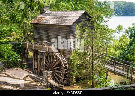 Landschaftlich schöne alte Grist Mill mit aktivem Überschuss-Wasserrad im Stone Mountain Park in Atlanta, Georgia. (USA) Stockfoto