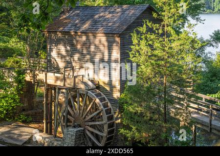 Landschaftlich schöne alte Grist Mill mit aktivem Überschuss-Wasserrad im Stone Mountain Park in Atlanta, Georgia. (USA) Stockfoto