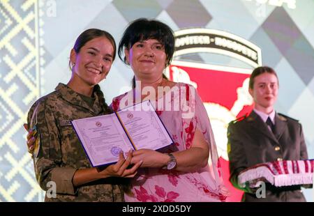 Nicht exklusiv: KIEW, UKRAINE - 21. JUNI 2024 - Valeriia Lozinska und ihre Mutter posieren für ein Foto während der Abschlussfeier der Leutnants im Stockfoto